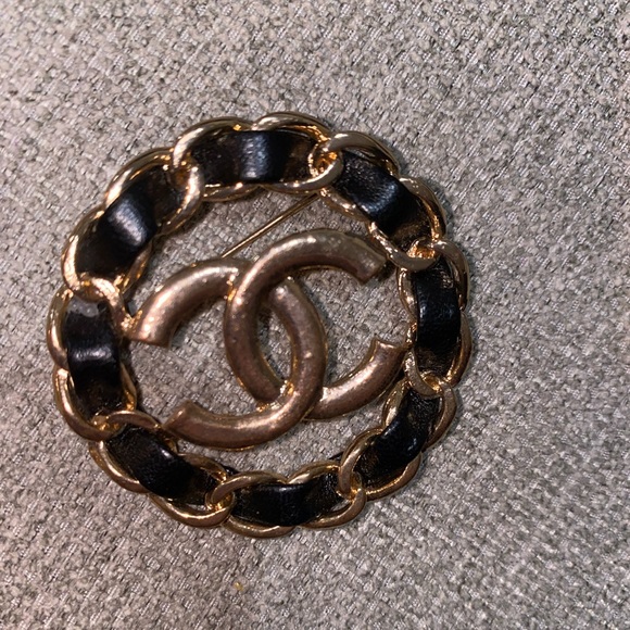 CC Ribbon Brooch - Picture 5 of 6